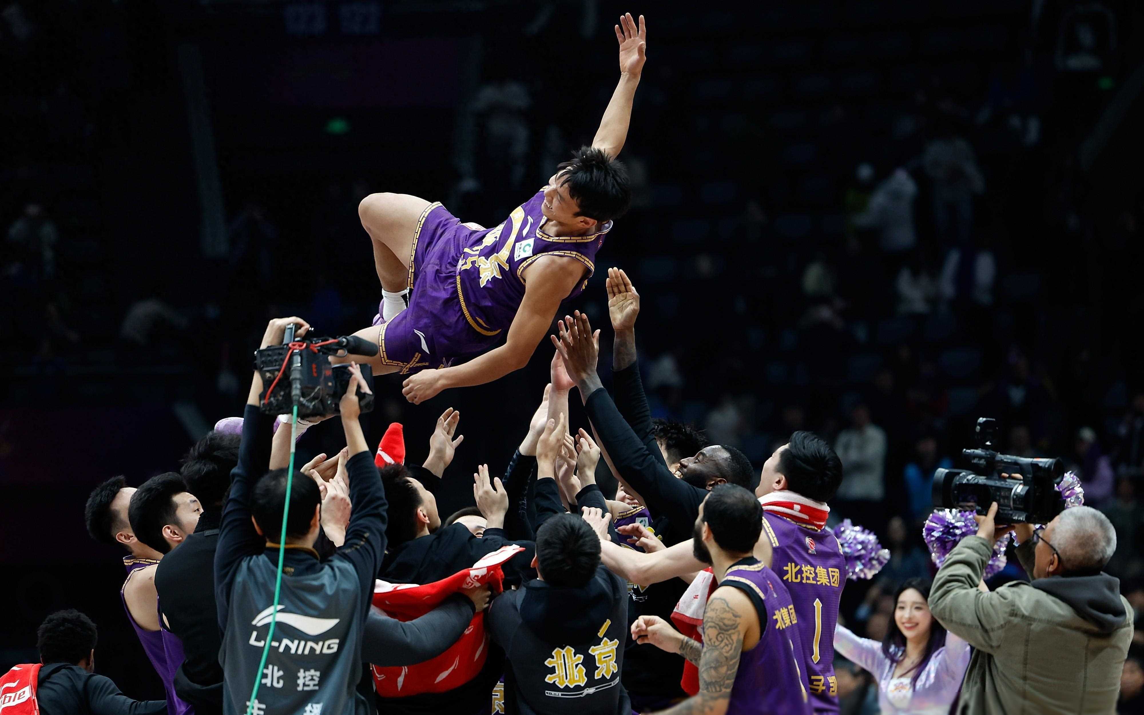 问鼎娱乐包含广厦男篮训练开放日;转会期单刀错失引欢呼;CBA常规赛在即;医务组通报恢复的词条